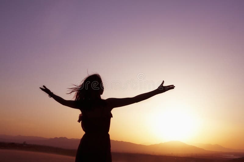 Serena giovane donna con le braccia aperte a praticare yoga nel deserto, in Cina, Silhouette.