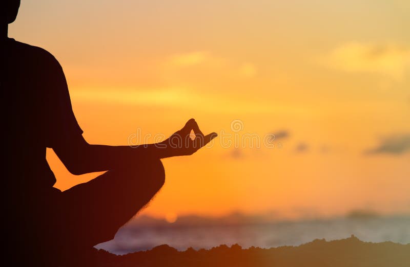 serenidad y yoga que practican en la puesta del sol fotografía de archivo libre de regalías serenidad y yoga que practican en la puesta del sol fotografía de archivo libre de regalías