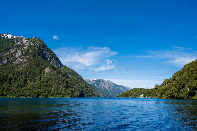 Serenità nelle montagne : Riflessioni perfette su Mirror Lake. fotografia stock libera da diritti
