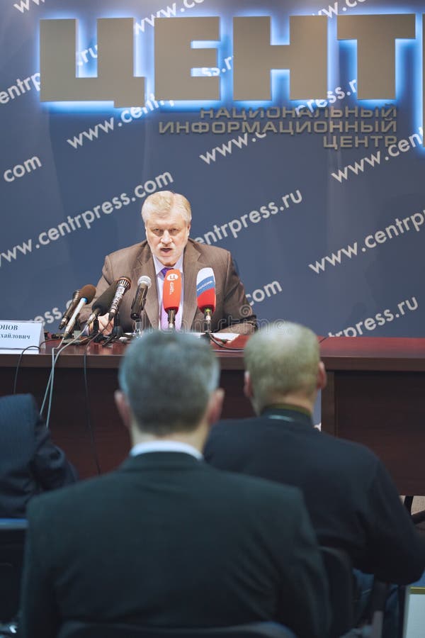 Sergey Mironov beantwortet Fragen von journalits lizenzfreies stockfoto Sergey Mironov beantwortet Fragen von journalits lizenzfreies stockfoto