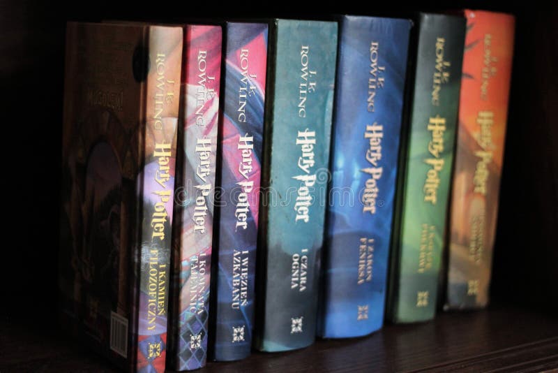 Seria książek Harry'ego Pottera w wersji polskiej na półce z książkami