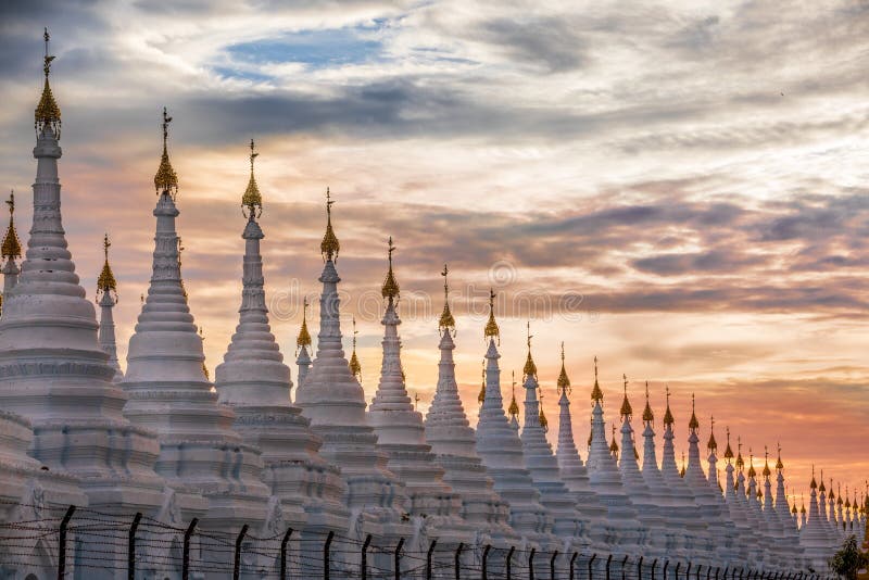 Serie de la pagoda en línea en la puesta del sol en la región de Mandalay, Aungmyaythazan en Birmania imágenes de archivo libres de regalías Serie de la pagoda en línea en la puesta del sol en la región de Mandalay, Aungmyaythazan en Birmania imágenes de archivo libres de regalías