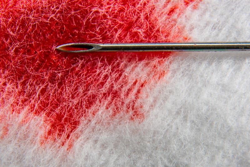 A seringa da agulha na superfície do algodão com sangue é macro imagens de stock A seringa da agulha na superfície do algodão com sangue é macro imagens de stock