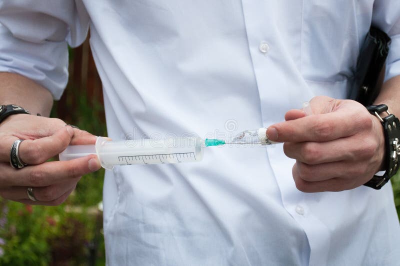 Seringa, injeção médica à disposição, palma ou dedos Equipamento plástico da vacinação da medicina com agulha Enfermeira ou douto fotografia de stock royalty free Seringa, injeção médica à disposição, palma ou dedos Equipamento plástico da vacinação da medicina com agulha Enfermeira ou douto fotografia de stock royalty free