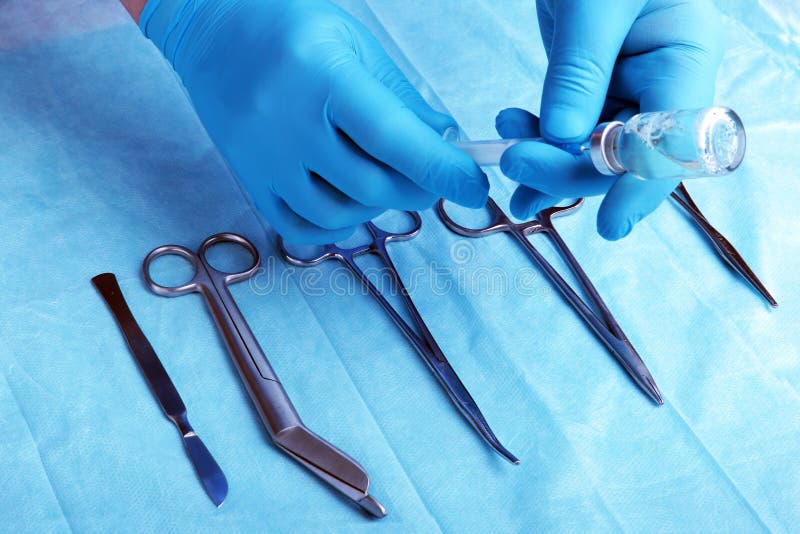 Seringue, injection m?dicale, bouteille, ampoule ? disposition, paume ou doigts ?quipement en plastique de vaccination de m?decin image libre de droits Seringue, injection m?dicale, bouteille, ampoule ? disposition, paume ou doigts ?quipement en plastique de vaccination de m?decin image libre de droits