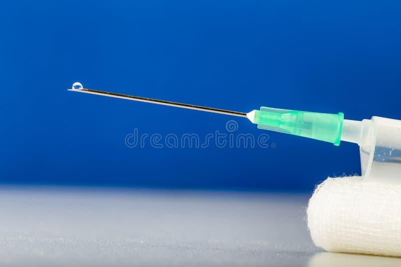 Seringue sur la gaze avec la baisse sur l'aiguille Outils médicaux image stock Seringue sur la gaze avec la baisse sur l'aiguille Outils médicaux image stock