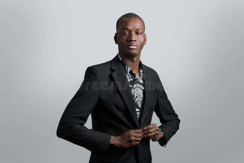 Serio hombre africano con traje negro imágenes de archivo libres de regalías