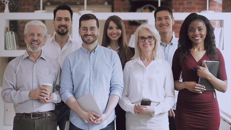 Serio y feliz equipo profesional de negocios en la oficina, retrato de video almacen de video