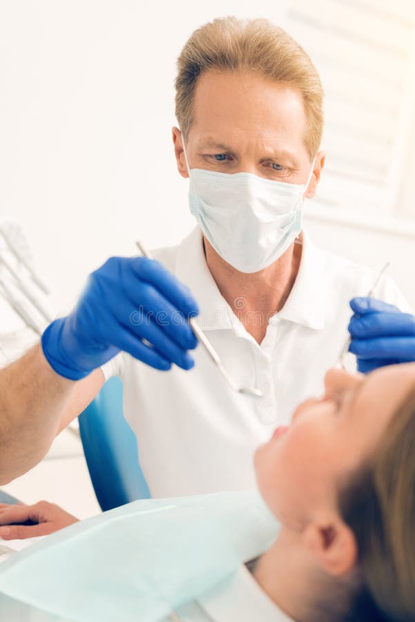Male dentist examining teeth of female patient royalty free stock photography Male dentist examining teeth of female patient royalty free stock photography