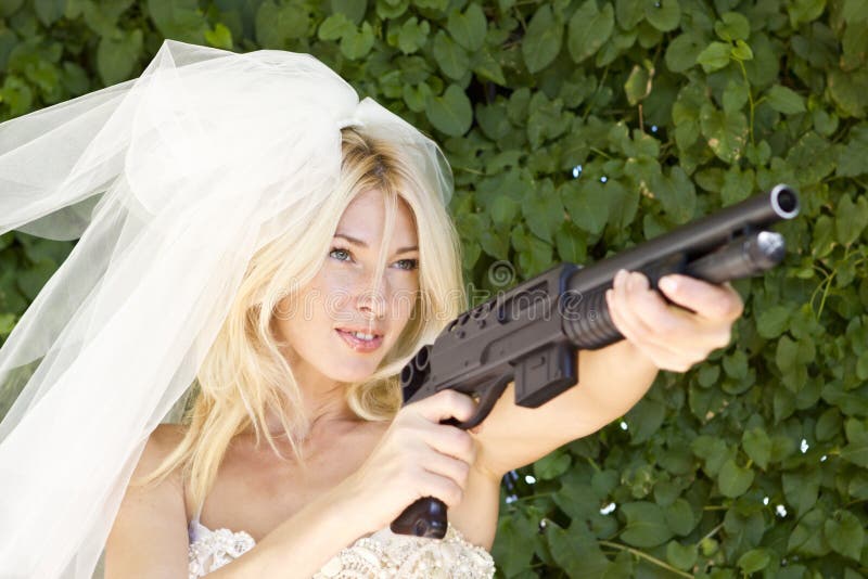 Bella sposa in possesso di un fucile da caccia.