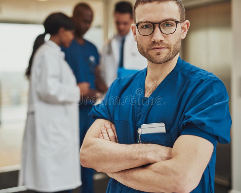 Serious surgeon in front of team royalty free stock photos Serious surgeon in front of team royalty free stock photos