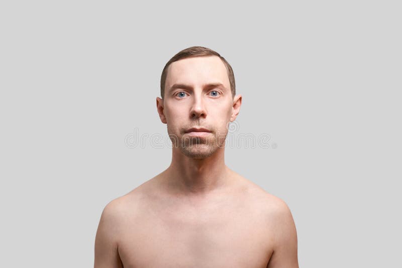 Seriös kaukasisk man. skönhetskosmetologiporträtt. lugn och sansat royaltyfria bilder