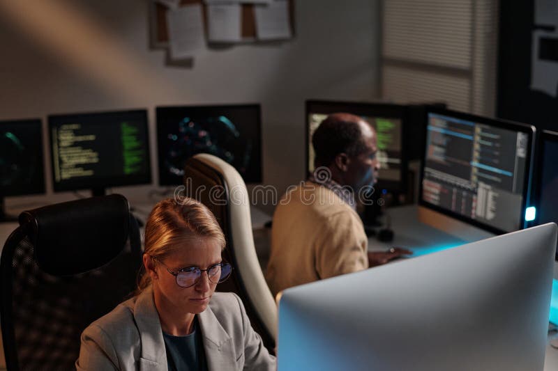 Seriös ung blond-kvinnlig programmerare fotografering för bildbyråer