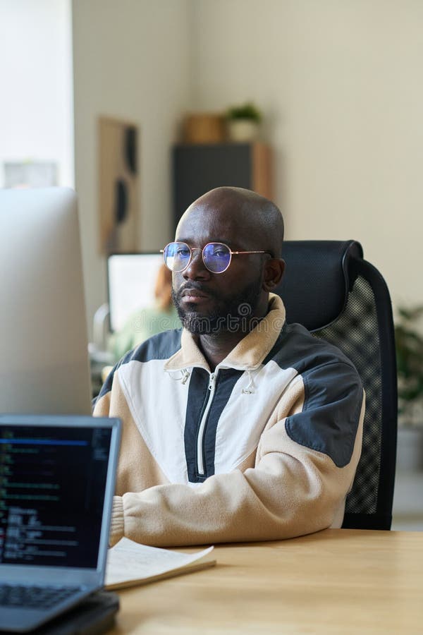 Seriös ung designer eller programmerare fotografering för bildbyråer