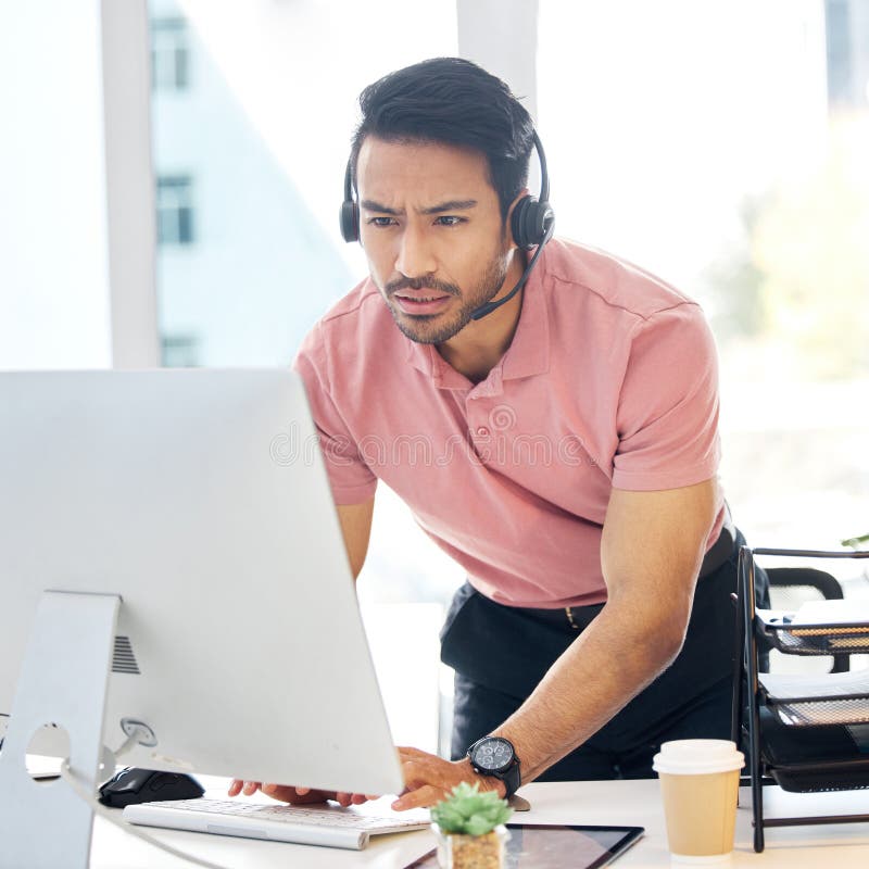 Seriöses asiatisches Personal Call Center und Computer im Kundenservice oder Problemlösung am Büroschalter. verwirrter Mann lizenzfreie stockbilder