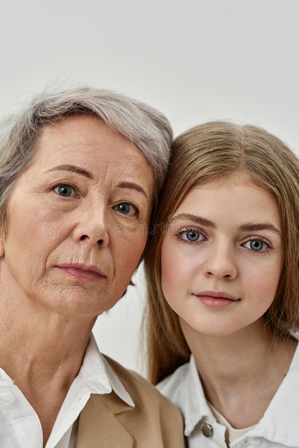 Seriöses Mädchen und Großmutter lizenzfreie stockfotos
