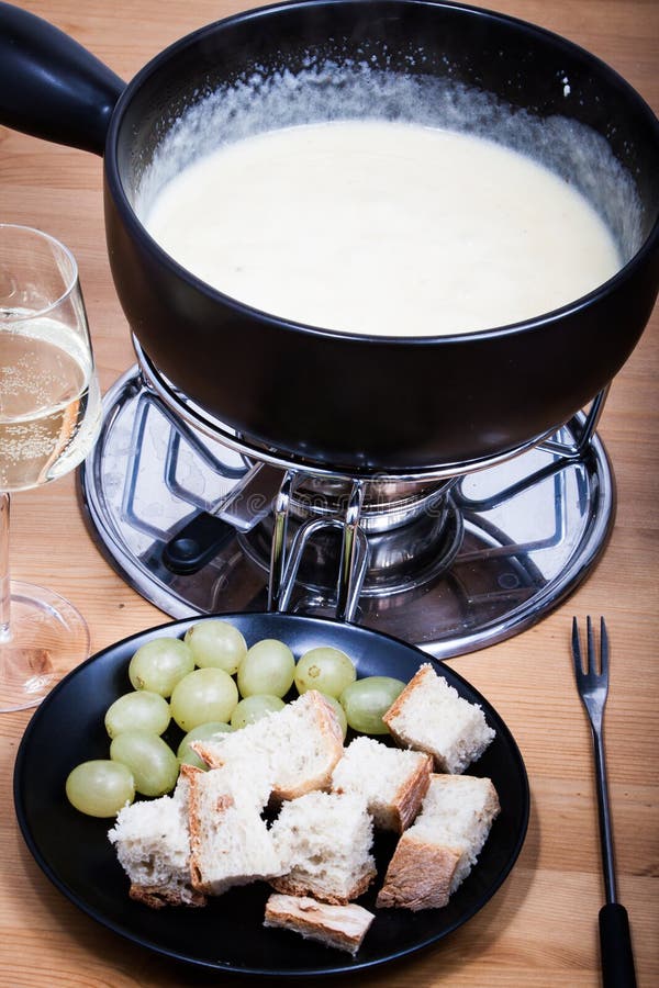 Serowy fondue z chlebowym winem i winogronami zdjęcia royalty free Serowy fondue z chlebowym winem i winogronami zdjęcia royalty free