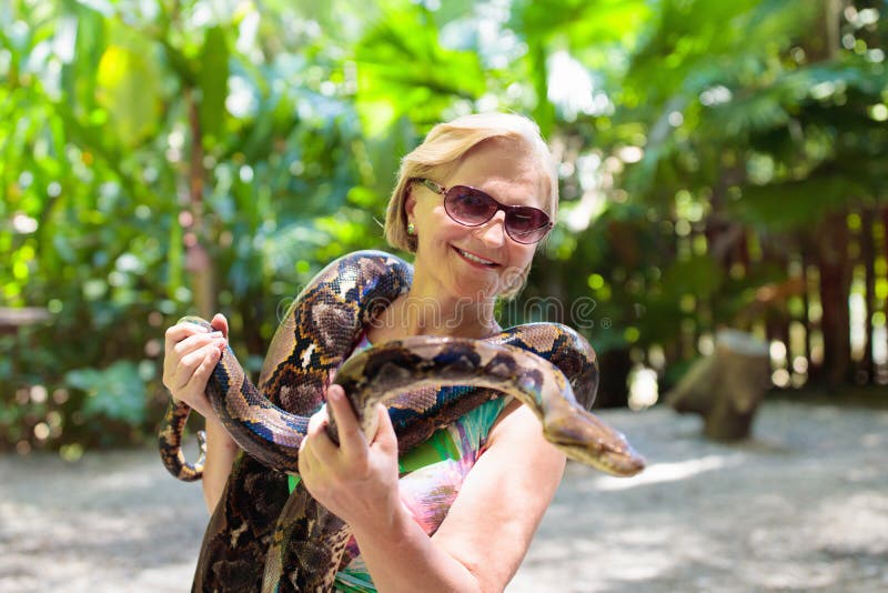 Donna con i serpenti immagine stock. Immagine di femmina ...