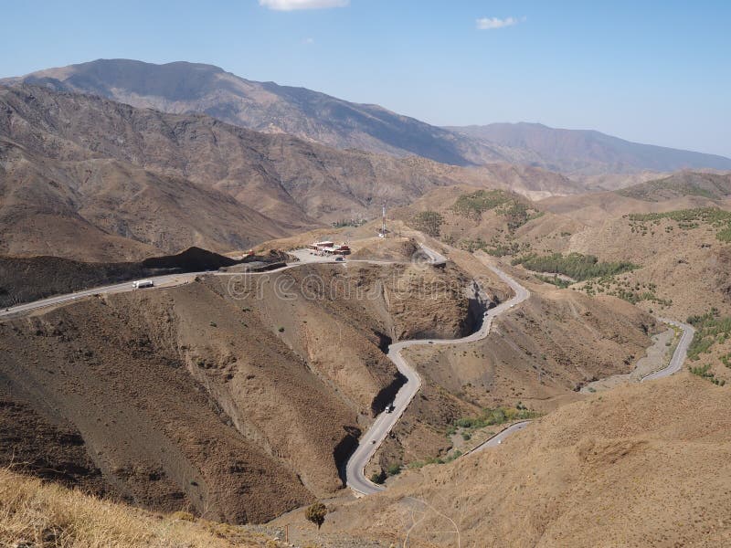 Serpentine road in the atlas mountains nature of morocco royalty-vrije stock afbeeldingen