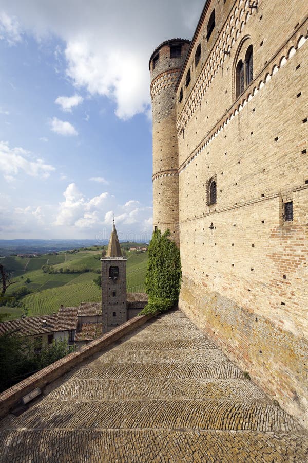 Serralunga d ` albumy, Langhe region Północny Włochy koloru córek wizerunku matka dwa zdjęcia stock Serralunga d ` albumy, Langhe region Północny Włochy koloru córek wizerunku matka dwa zdjęcia stock