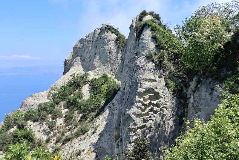 Serrara fontana rocce tufacee sul monte epomeo royaltyfria foton