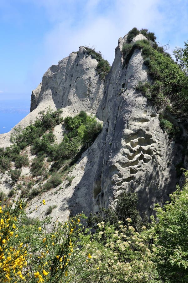 Serrara fontana rocce tufacee sulla cima di monte epomeo royaltyfria foton