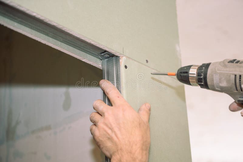 Serrez les vis Vissez les vis avec l'outil Réparation dans l'appartement Installation de porte Travail de serrurier photos stock Serrez les vis Vissez les vis avec l'outil Réparation dans l'appartement Installation de porte Travail de serrurier photos stock