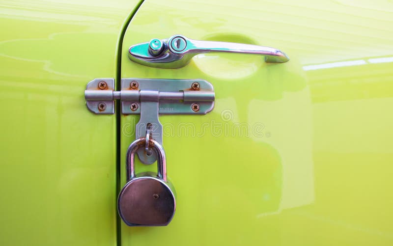 Serrure en métal de couleur de poignée de portière de voiture, cadenas de protection de sécurité photographie stock Serrure en métal de couleur de poignée de portière de voiture, cadenas de protection de sécurité photographie stock