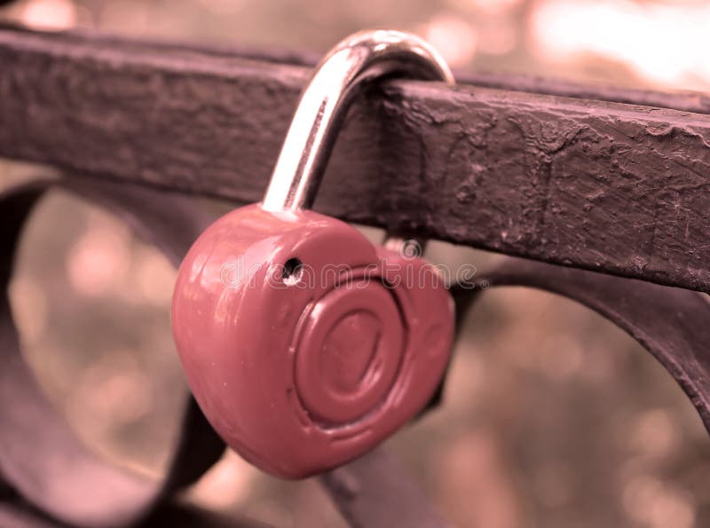 Serrure rouge d'amour de coeur sur le pont image libre de droits Serrure rouge d'amour de coeur sur le pont image libre de droits