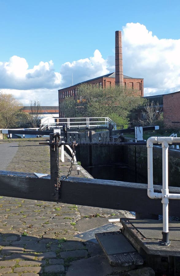 Serrures d'Oddy sur Leeds au canal de Liverpool avec le moulin historique de castleton à l'arrière-plan