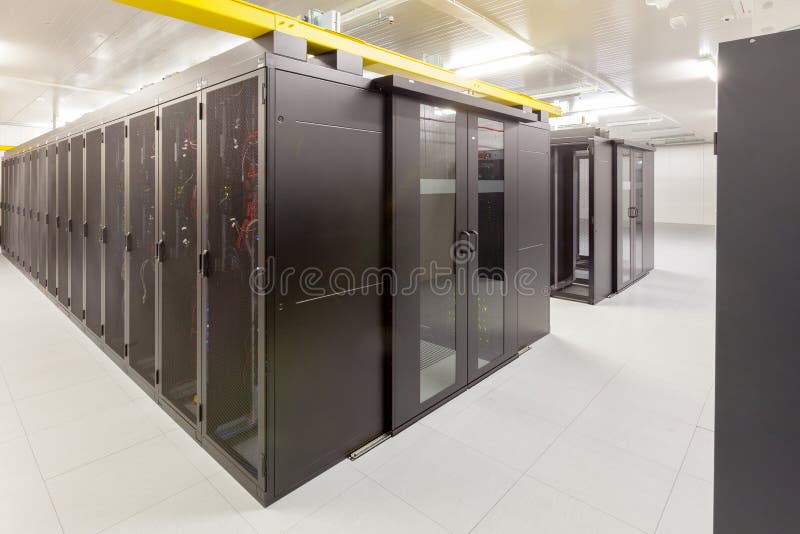 Server di rete in un centro dati. centro dati neutro di livello iii. sale server. fotografie stock
