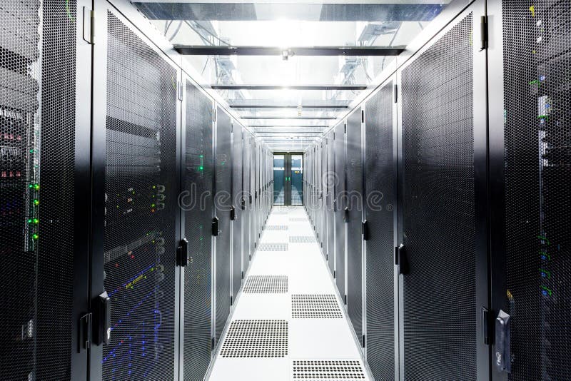 Server di rete in un centro dati. centro dati neutro di livello iii. sale server. immagine stock