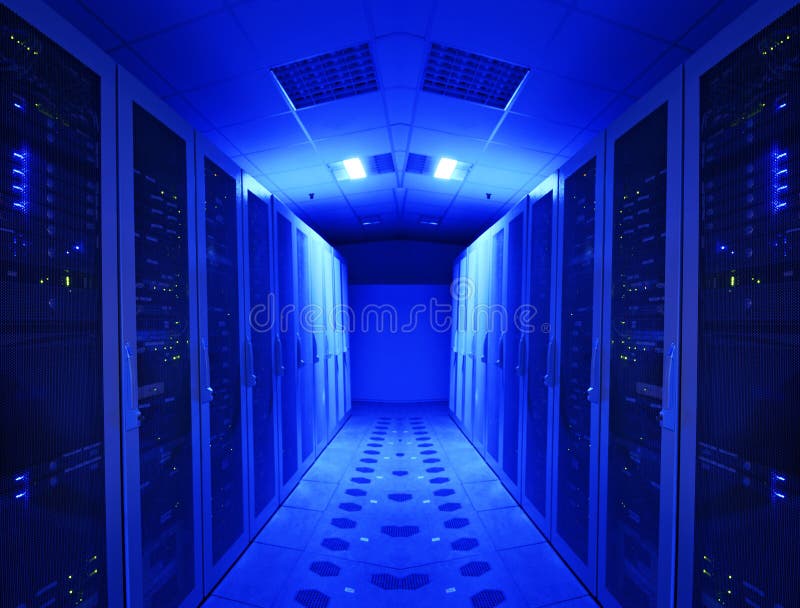 I server della sala server in luce blu.