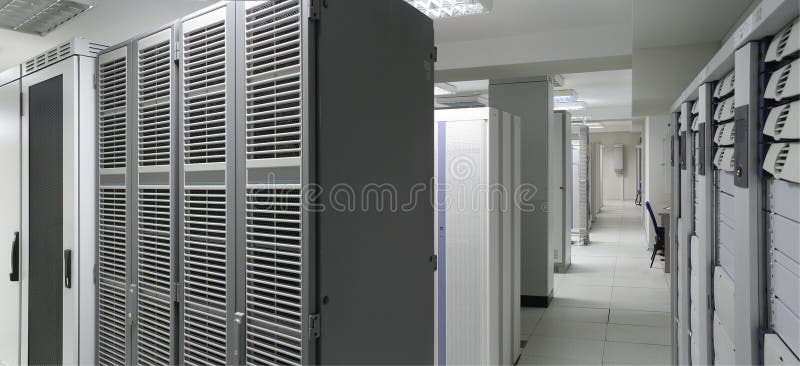 Komunikačné servery, počítače, zariadenia center.