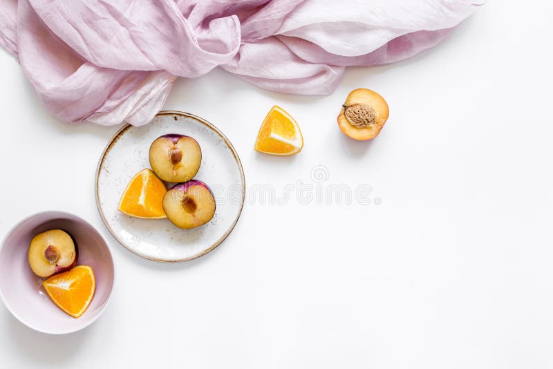Servet, besnoeiingsperzik en sinaasappel voor exotisch fruit op wit achtergrond hoogste meningsmodel stock fotografie Servet, besnoeiingsperzik en sinaasappel voor exotisch fruit op wit achtergrond hoogste meningsmodel stock fotografie