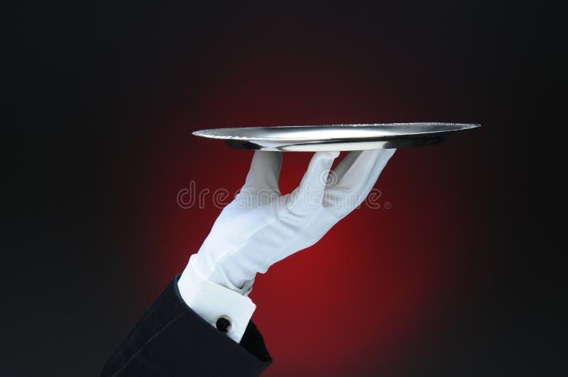 Serveur Holding un plateau argenté de portion dans ses bouts du doigt photo libre de droits Serveur Holding un plateau argenté de portion dans ses bouts du doigt photo libre de droits