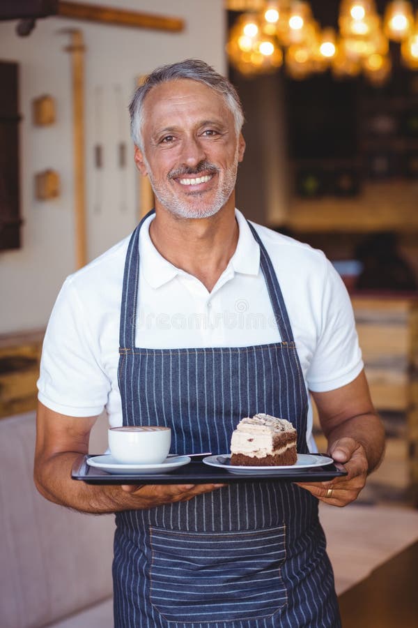 Download Serveur Souriant Et Tenant Le Plateau Image stock - Image du serveur, système: 56485169