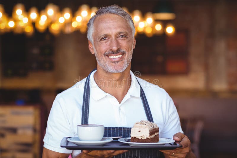 Download Serveur Souriant Et Tenant Le Plateau Photo stock - Image du businessman, système: 56486410