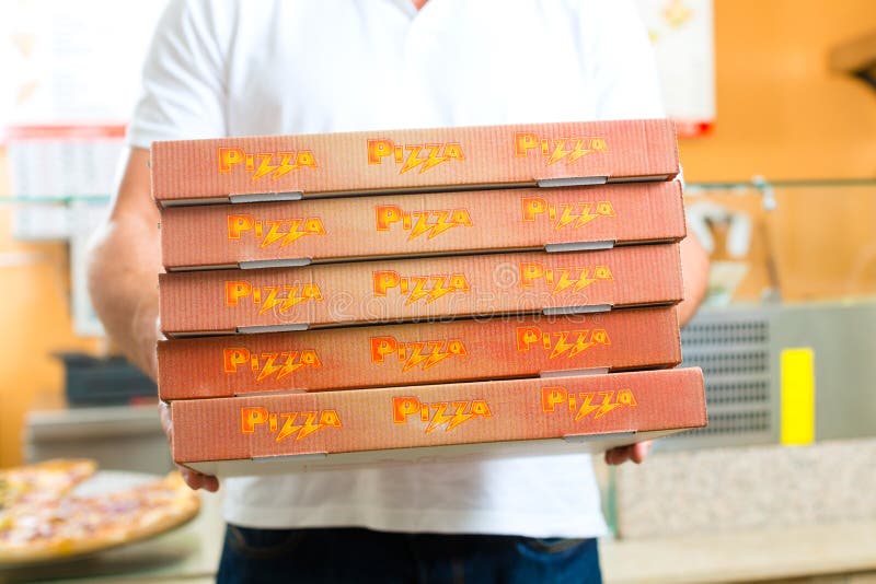 Service de distribution - homme retenant des boîtes à pizza photo stock Service de distribution - homme retenant des boîtes à pizza photo stock