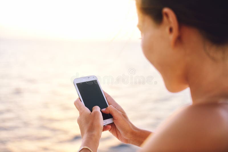 Service de mini-messages de femme de Smartphone sur le media social APP photographie stock Service de mini-messages de femme de Smartphone sur le media social APP photographie stock