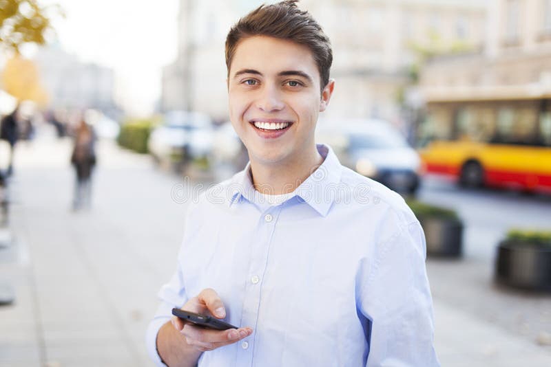 Service de mini-messages de jeune homme photographie stock Service de mini-messages de jeune homme photographie stock