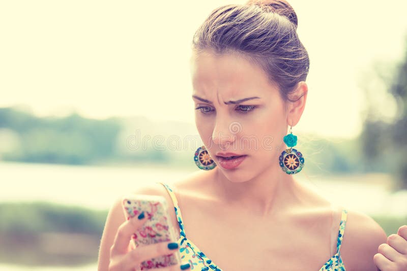 Service de mini-messages malheureux sceptique triste bouleversé de femme au téléphone images libres de droits Service de mini-messages malheureux sceptique triste bouleversé de femme au téléphone images libres de droits