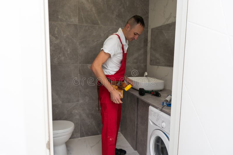 Service de plomberie. Portrait de plomberie près de l'installation du siphon du lavabo. photos stock