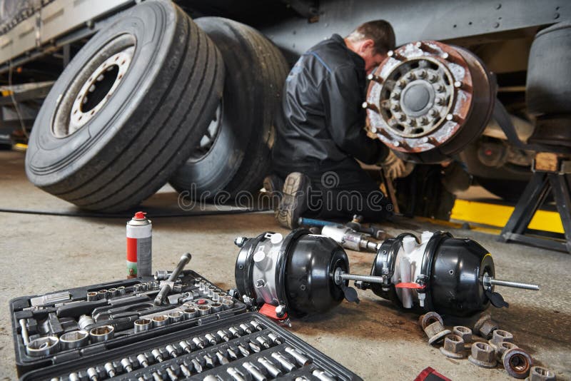 Service de réparation de camions Mécanique avec freins dans un atelier de camion