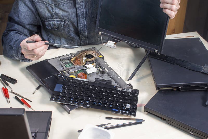 Remplacement De L'écran D'ordinateur Portable Le Technicien De Service  Dévisse La Vis Tenant La Charnière Le Clavier Enlevé Est à Photo stock -  Image du poussière, extraits: 126349452