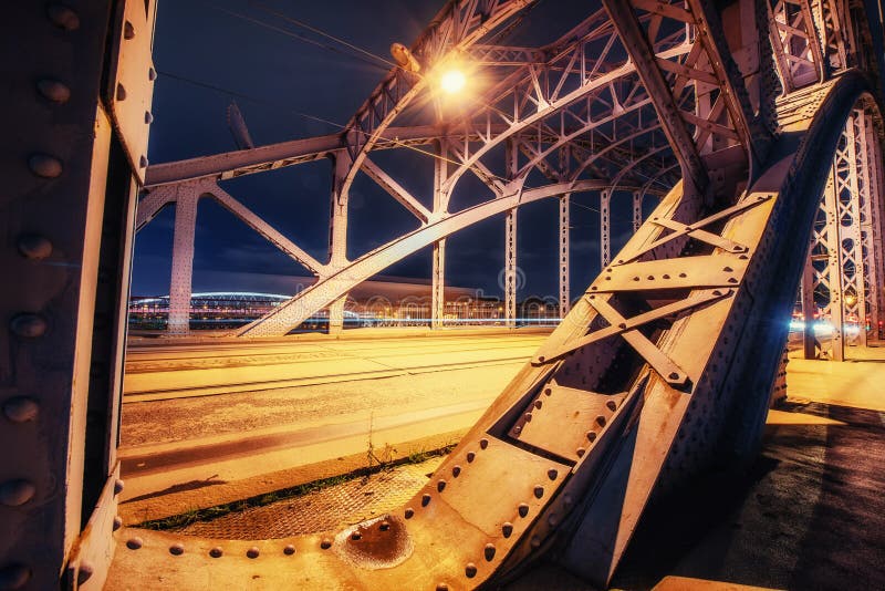 Service ovanför bron, närbild för stålstruktur royaltyfri fotografi Service ovanför bron, närbild för stålstruktur royaltyfri fotografi