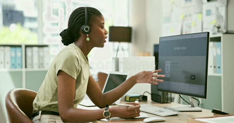 Servicio al cliente de computadoras y consultora en oficina de mujeres negras haciendo una consulta en línea. crm contáctanos y almacen de video