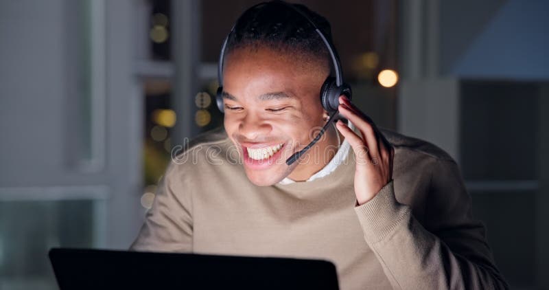Servicio al cliente nocturno y consultor de hombre negro en conversaciones de laptop en la oficina del hogar para crm faq o póngas almacen de metraje de vídeo
