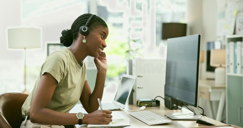 Servicio de asistencia al cliente de computadoras y consultora de mujeres negras en la oficina haciendo una consulta en línea. crm metrajes