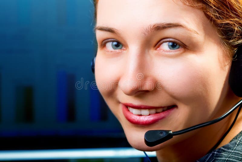 Servicio de atención al cliente - mujer cómoda con los auriculares foto de archivo Servicio de atención al cliente - mujer cómoda con los auriculares foto de archivo